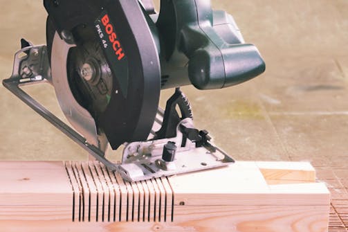 Hak i hak-samling med rundsav: En hak i hak-samling laves traditionelt med håndsav og stemmejern. Men med en rundsav går det meget hurtigere. Hak i hak-samling med rundsav: En hak i hak-samling laves traditionelt med håndsav og stemmejern. Men med en rundsav går det meget hurtigere.